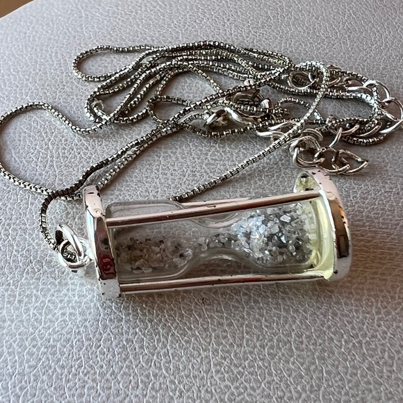 VINTAGE HOURGLASS SAND CLOCK PENDANT CHAIN NECKLACE SILVERTONE METAL VERY UNIQUE - Picture 4 of 16